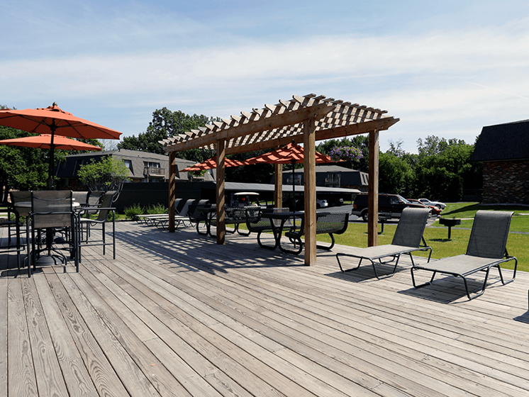 community deck lounge area at preserve at woodland apartments